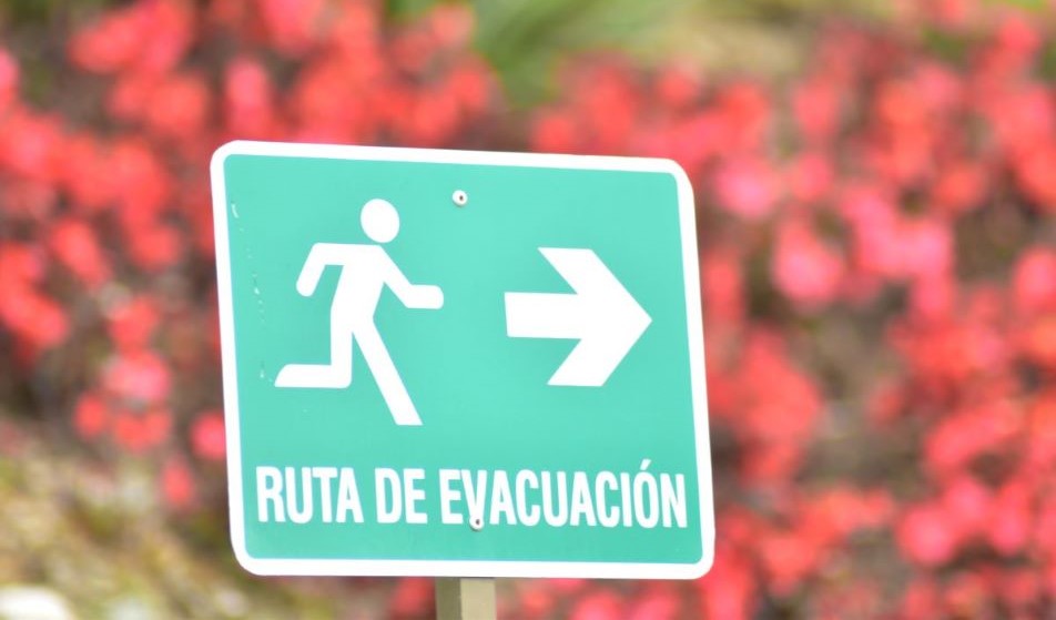 señales de protección civil ruta de evacuación