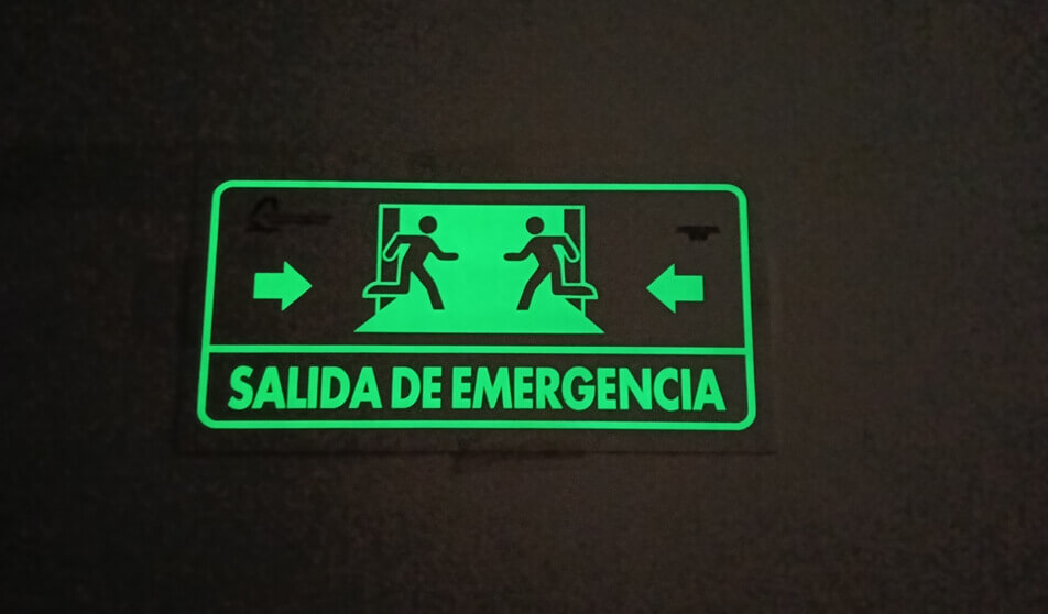 Señales de seguridad en almacen