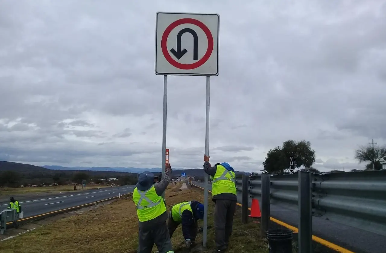 Cuadrilla de Nyne Print instalando señalamiento en exterior