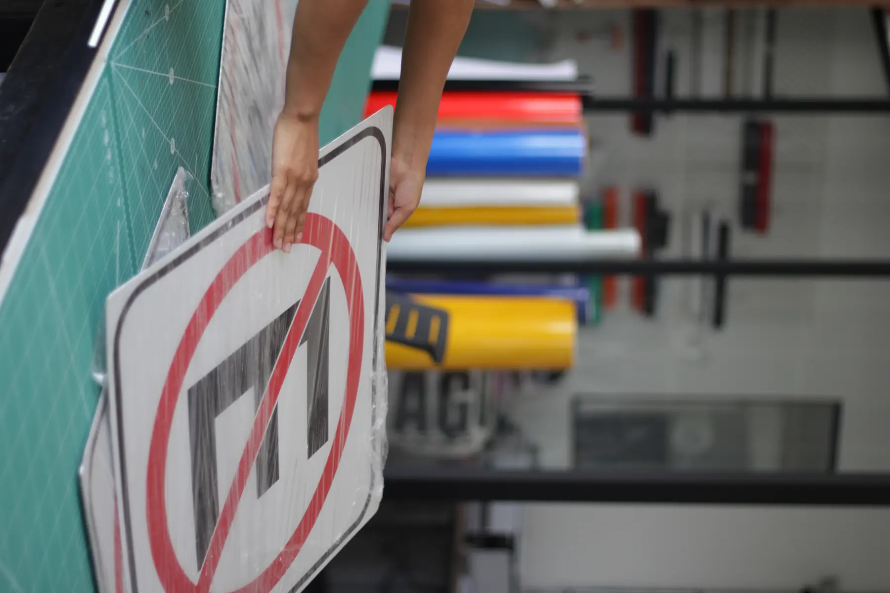 Corte y montaje de señalamientos sobre el tapete de trabajo en el taller de Nyne Print