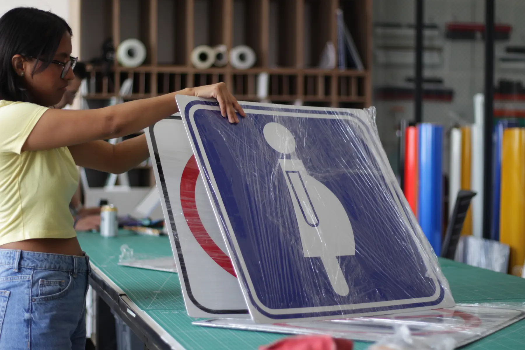 Trabajo de acabado de señalamientos en el taller de Nyne Print
