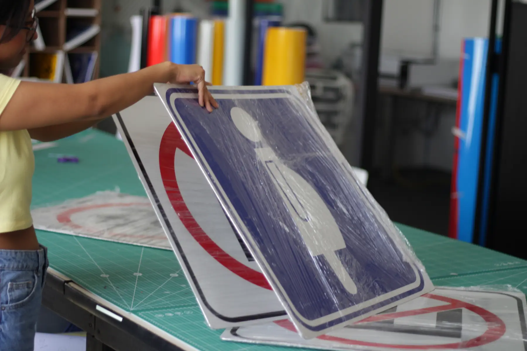 Aplicación de vinil sobre señalamientos en el taller de Nyne Print